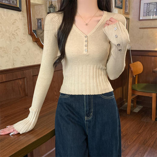 西遇毛衣可外穿内搭女冬季新款收腰v领纽扣设计针织打底衫SS051766 商品图1