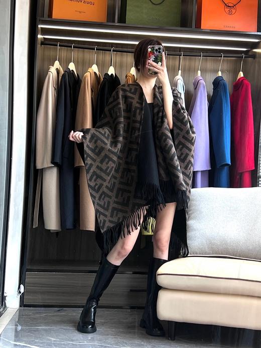 芬迪 新经典FF字母元素双面老花斗篷（ZT*DSX) 商品图4