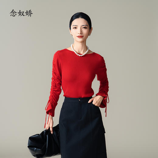 【商场同款】CNK4996“法式浪漫毛衫”  喜庆中国红 一字领展现颈部线条 袖口抽绳可自由调节造型状态 软糯亲肤 显瘦毛衣 商品图8