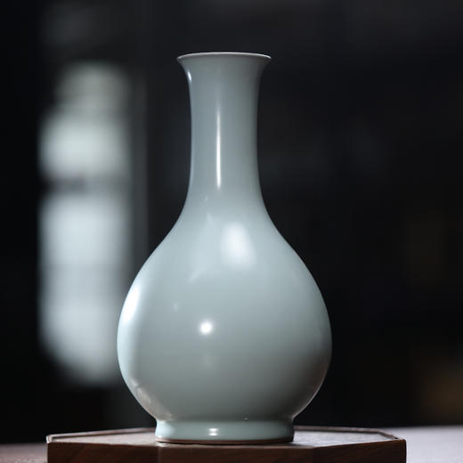 问鼎官窑官青无纹金标鹅颈瓶（缺货） 商品图0