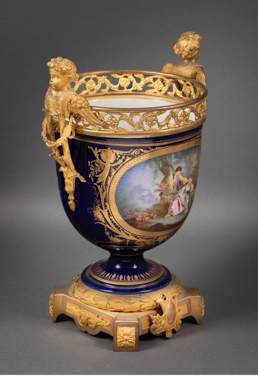 独角鹿西洋古董 19世纪末法国出品小天使铜鎏金精雕嵌花卉人物主题手绘描金装饰深蓝釉花盆三件套 商品图4