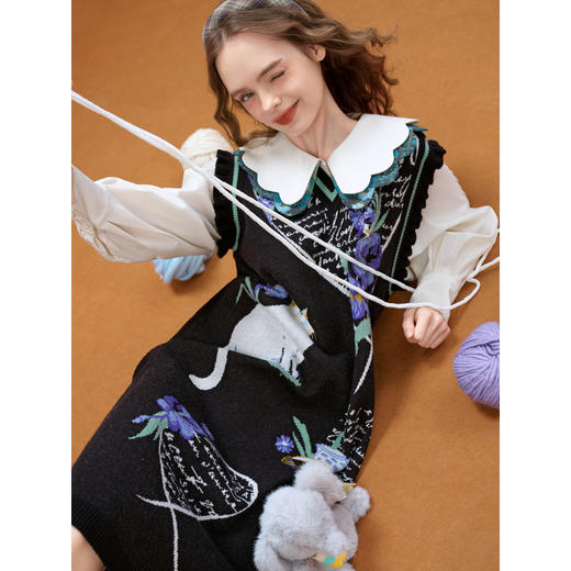 两三事梵高文艺墨夜巡鸢2025冬季新款荷叶边袖口针织背心裙连衣裙 商品图2