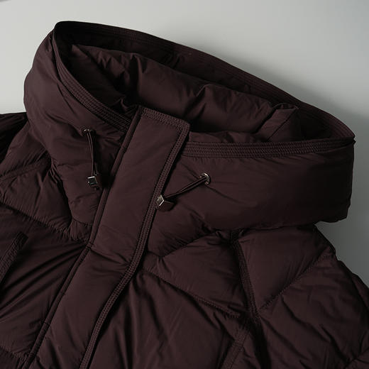 VIMAGE纬漫纪高领连帽设计巧克力色时尚保暖2025冬季新款羽绒服V2411105 商品图2