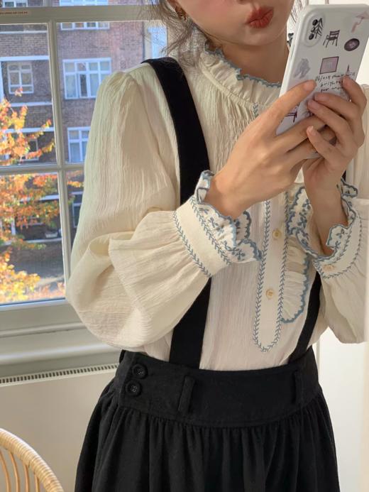 浮生八记/25C195/亚麻棉木耳边撞色花朵刺绣衬衫 商品图2