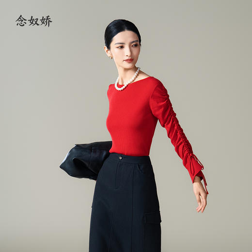 【商场同款】CNK4996“法式浪漫毛衫”  喜庆中国红 一字领展现颈部线条 袖口抽绳可自由调节造型状态 软糯亲肤 显瘦毛衣 商品图7