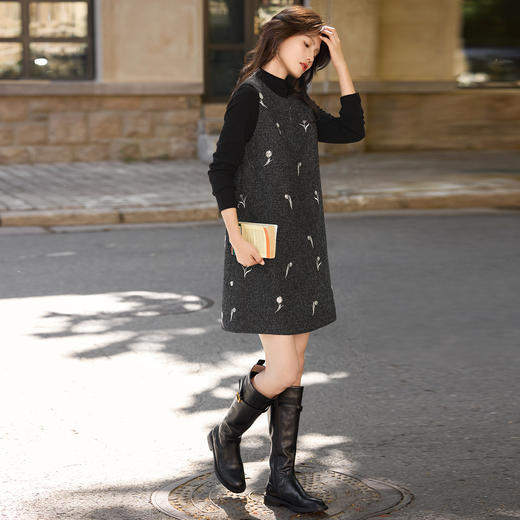 【年终特卖】熙世界郁金香刺绣背心裙套装女秋冬针织打底衫无袖直筒短裙两件套 商品图4