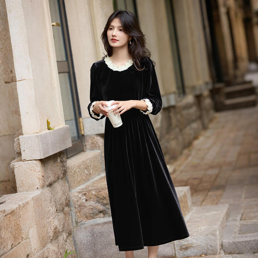 【11/5新品】熙世界巨好看的赫本风连衣裙女高级感法式黑丝绒长裙2025秋冬新款 商品图4