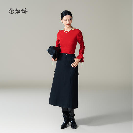 【商场同款】CNK4996“法式浪漫毛衫”  喜庆中国红 一字领展现颈部线条 袖口抽绳可自由调节造型状态 软糯亲肤 显瘦毛衣 商品图9