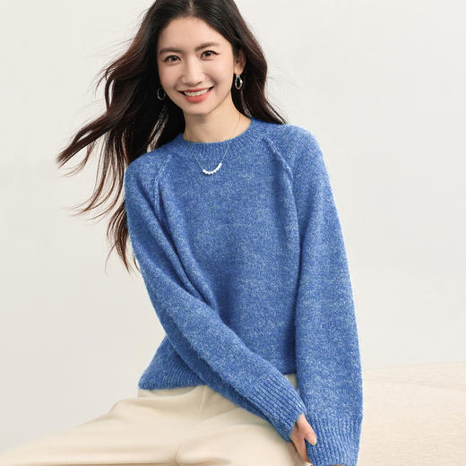 【11/5新品】熙世界湖水蓝绵羊毛圆领毛衣女冬季2025新款高级感加厚落肩针织衫 商品图4