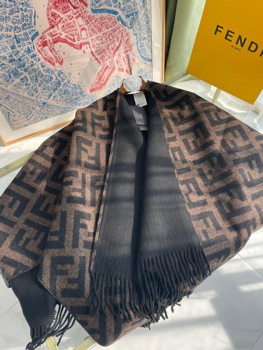 芬迪 新经典FF字母元素双面老花斗篷（ZT*DSX) 商品图5