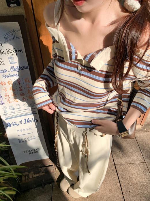 【110元任选2件】现货！杏咖蓝条纹吊带露肩上衣 商品图9