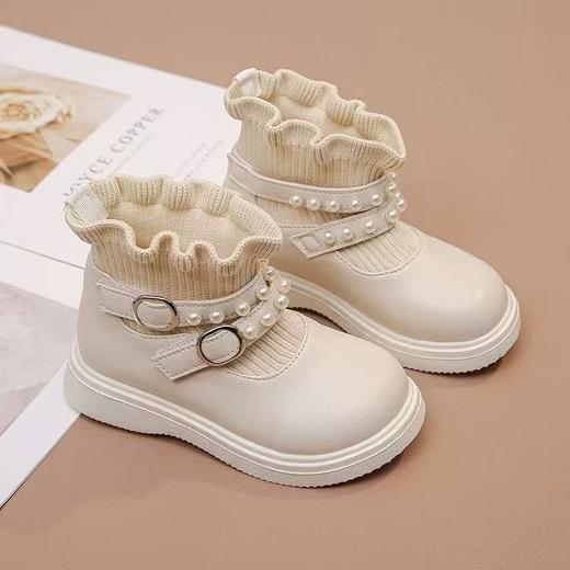 🌸【AFJI女童珍珠魔术贴软底袜靴1690】😎给家里小公主挑秋冬鞋的宝妈看过来！ 鞋身缀着萌萌的小珍珠，📣温柔又显精致， ☺️魔术贴设计超贴心，娃自己就能粘好穿脱 商品图3