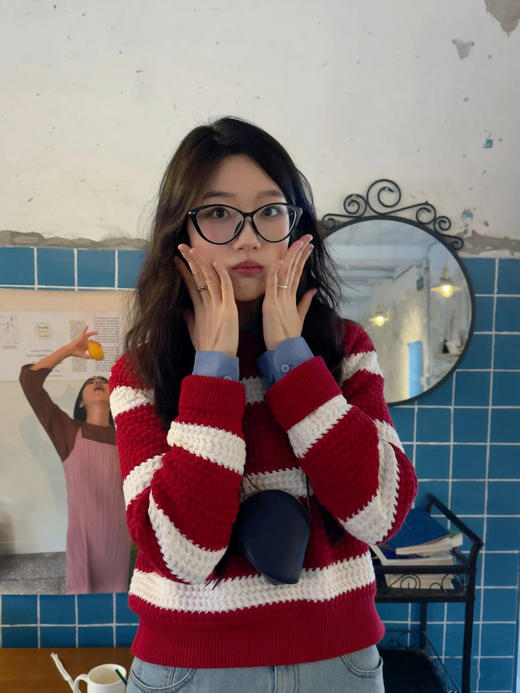 棉羊绒条纹套头毛衣 氛围感针织衫 精选精梳棉条与优质山羊绒混纺 经典红白宽条纹设计 复古法式风情 商品图4