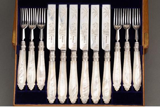 独角鹿西洋古董 1897年英国银器名坊Harrison Brothers & Howson出品母贝手柄装饰纯银精雕餐具套件 带原盒 商品图2