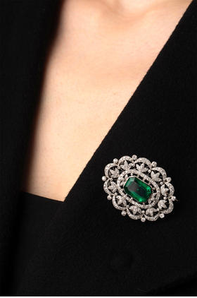 独角鹿西洋古董 1900年代英国爱德华时期出品铂金镶嵌祖母绿及钻石花叶造型胸针 带原盒