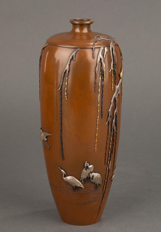 独角鹿西洋古董1880年代日本明治时期京都一光堂宮部篤良签名出品垂柳仙鹤主题嵌金银精雕装饰赤铜花瓶一对 商品图4