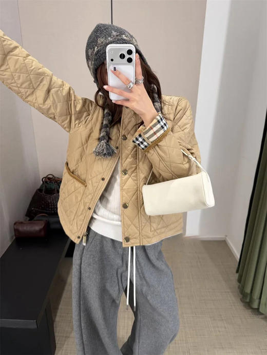 bbr经典格纹户外短款显瘦棉服 经典格纹户外短款显瘦棉服 高密度涤丝纺面料 轻盈有质感 挺括有型 显瘦不臃肿 商品图0