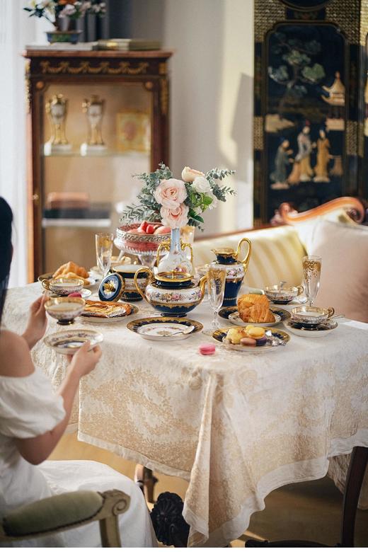 【已售】独角鹿西洋古董 19世纪法国御窑塞弗尔签名出品传统花卉主题手绘描金装饰帝王蓝釉下午茶六人套件 商品图2