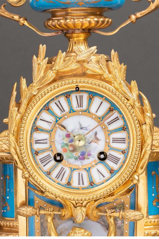 独角鹿西洋古董 1850-1870年代法国拿破仑三世时期出品宫廷人物主题铜鎏金精雕修饰手绘描金座钟瓷瓶三件套 商品图4