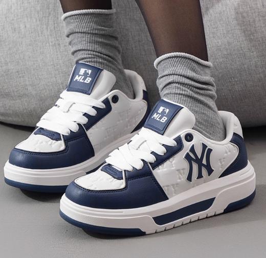 【奥莱直发 潮流百搭 】MLB 印刻老花鞋板鞋休闲鞋厚底鞋 暗纹立体印花 男女同款 商品图1