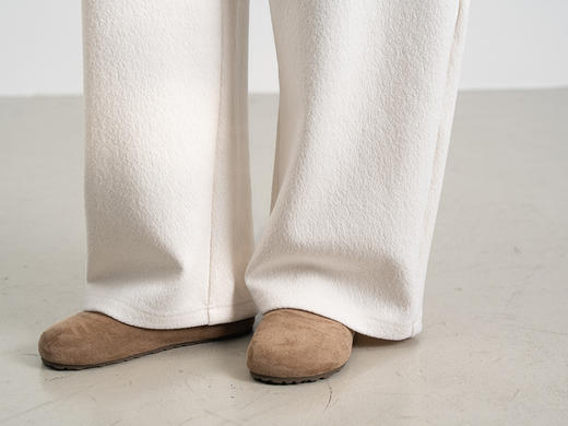 【多妈团购 羊毛蚕丝奶芙肌理裤1553】温柔感直接拉满，绵羊毛+桑蚕丝黄金cp  软糯亲肤，脚口微收+高腰设计，秒变慵懒的时髦精，藏肉显瘦、修饰腿型，巨好穿-连横 商品图3