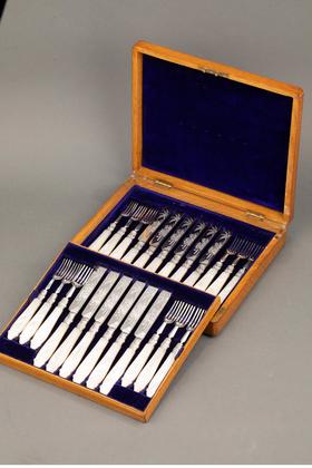 独角鹿西洋古董 1897年英国银器名坊Harrison Brothers & Howson出品母贝手柄装饰纯银精雕餐具套件 带原盒