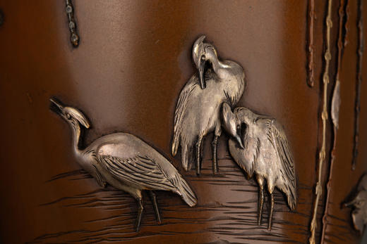 独角鹿西洋古董1880年代日本明治时期京都一光堂宮部篤良签名出品垂柳仙鹤主题嵌金银精雕装饰赤铜花瓶一对 商品图9