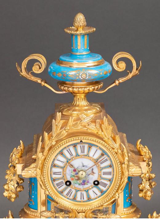 独角鹿西洋古董 1850-1870年代法国拿破仑三世时期出品宫廷人物主题铜鎏金精雕修饰手绘描金座钟瓷瓶三件套 商品图3