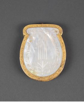 独角鹿西洋古董 1820年代法国复辟时期出品卷叶纹主题铜鎏金装饰母贝精雕零钱包