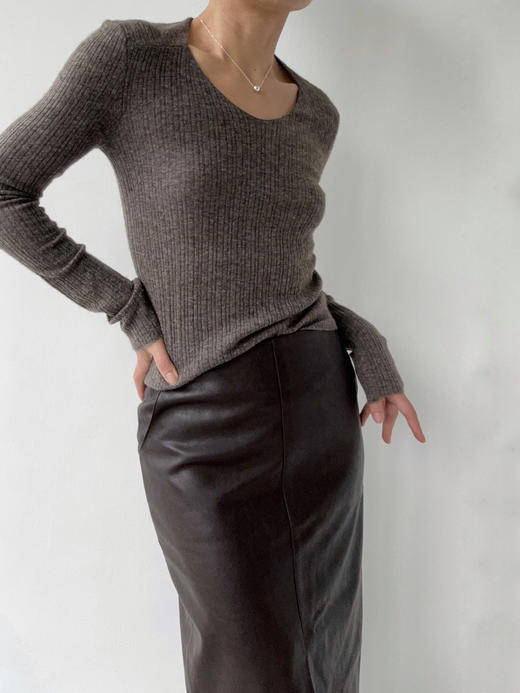 SIJIA｜AW2523 深咖前开叉简约皮裙 商品图1