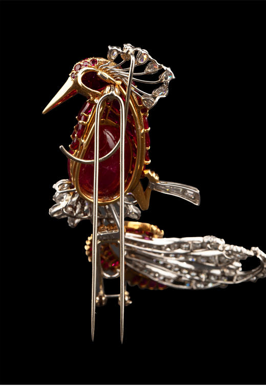 独角鹿西洋古董 1950年代英国出品18K黄金及铂金镶嵌红宝石祖母绿及钻石天堂鸟造型胸针 商品图4