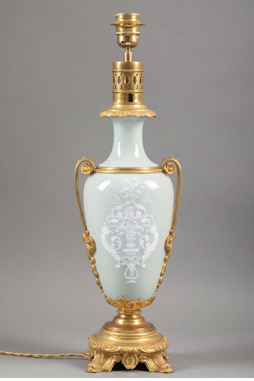 独角鹿西洋古董 19世纪末法国出品铜鎏金精雕装饰古典人物主题豆青釉堆白瓷瓶台灯一对 商品图3