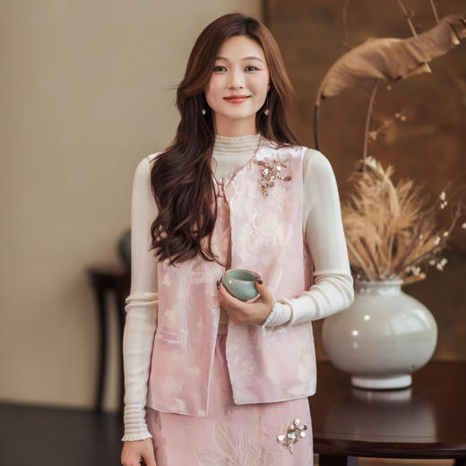 【林栖设计小店】（现货）粉色马甲新中式丝绒烧花钉珠绣花优雅2026早春新款外套女1961039 商品图1