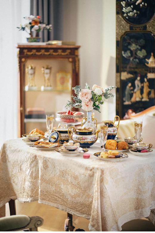 【已售】独角鹿西洋古董 19世纪法国御窑塞弗尔签名出品传统花卉主题手绘描金装饰帝王蓝釉下午茶六人套件 商品图0