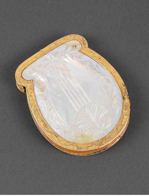独角鹿西洋古董 1820年代法国复辟时期出品卷叶纹主题铜鎏金装饰母贝精雕零钱包 商品图2