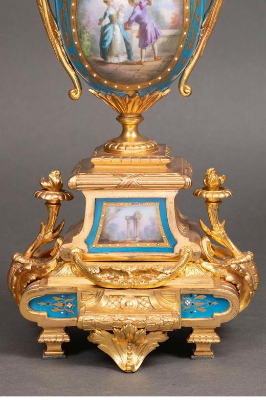 独角鹿西洋古董 1850-1870年代法国拿破仑三世时期出品宫廷人物主题铜鎏金精雕修饰手绘描金座钟瓷瓶三件套 商品图8