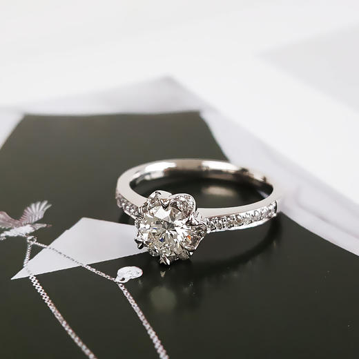 【天然正品】AU750白金时尚简约六爪款花朵造型0.60克拉钻石戒指13号（戒圈可改）女士301025NJS28 商品图3