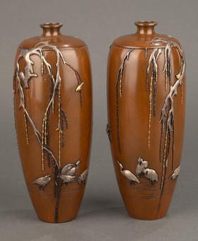 独角鹿西洋古董1880年代日本明治时期京都一光堂宮部篤良签名出品垂柳仙鹤主题嵌金银精雕装饰赤铜花瓶一对
