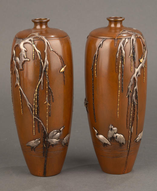 独角鹿西洋古董1880年代日本明治时期京都一光堂宮部篤良签名出品垂柳仙鹤主题嵌金银精雕装饰赤铜花瓶一对 商品图0