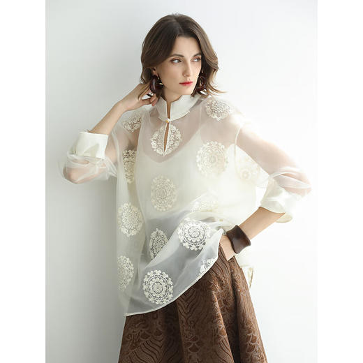 COCOBELLA新中式白色绣花衬衫女国风立领微透内搭上衣SR3228 商品图3