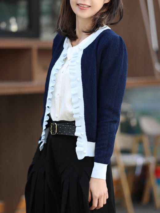 TYNVIE 撞色荷叶边珍珠纽扣开襟针织衫- 深蓝色 商品图0