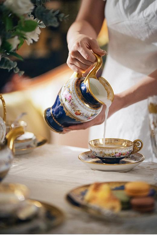 【已售】独角鹿西洋古董 19世纪法国御窑塞弗尔签名出品传统花卉主题手绘描金装饰帝王蓝釉下午茶六人套件 商品图4