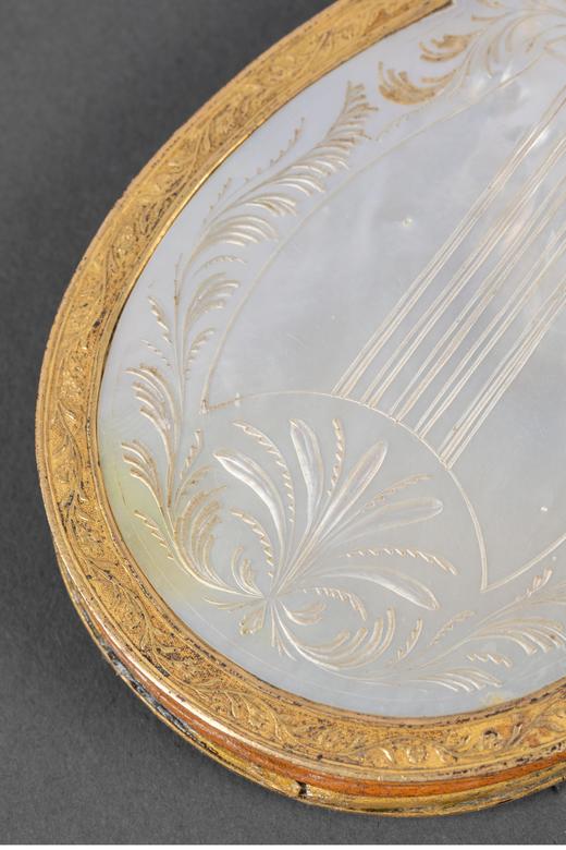 独角鹿西洋古董 1820年代法国复辟时期出品卷叶纹主题铜鎏金装饰母贝精雕零钱包 商品图5