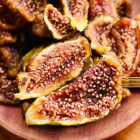 【芭劳奈无花果干】精选品种为“芭劳奈”无花果制作，皮薄肉厚，果蜜丰富