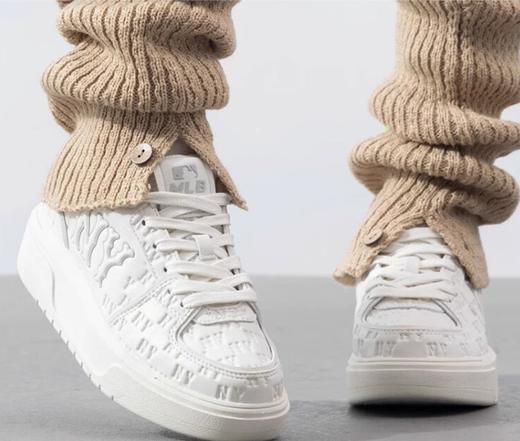 【奥莱直发 潮流百搭 】MLB 印刻老花鞋板鞋休闲鞋厚底鞋 暗纹立体印花 男女同款 商品图6