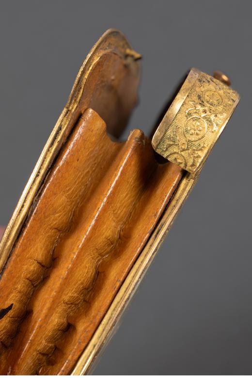 独角鹿西洋古董 1820年代法国复辟时期出品卷叶纹主题铜鎏金装饰母贝精雕零钱包 商品图6