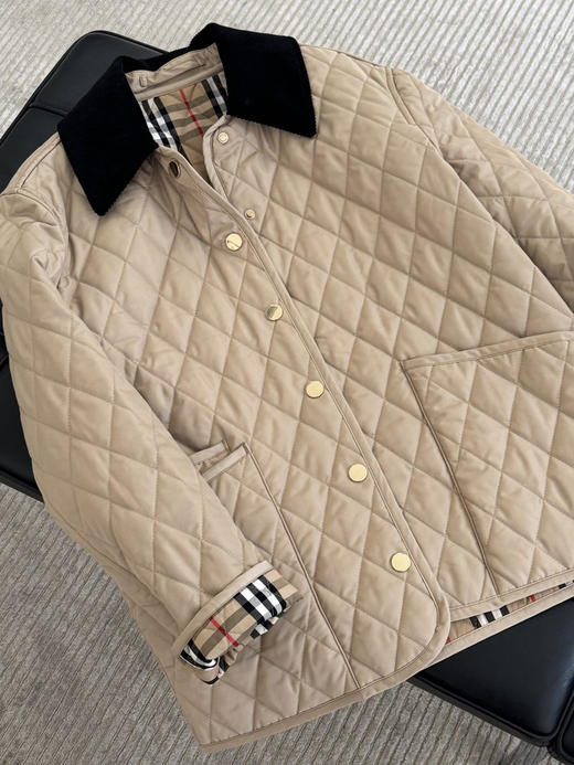 bbr灯芯绒菱形格绗棉夹克 永恒经典谷仓黄金绗缝棉服 经典配色 标志性格纹 面料细节相融 英伦风满满 休闲宽松版型 利落的线条剪裁 上身不显臃肿 商品图0