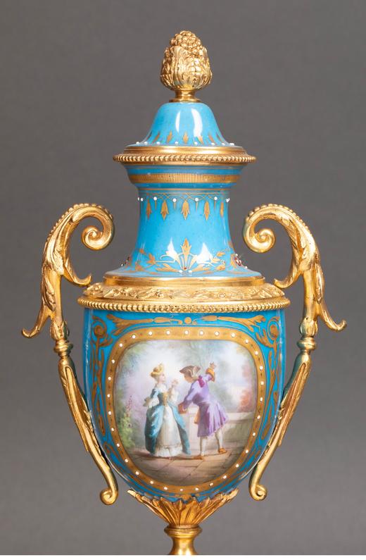 独角鹿西洋古董 1850-1870年代法国拿破仑三世时期出品宫廷人物主题铜鎏金精雕修饰手绘描金座钟瓷瓶三件套 商品图7