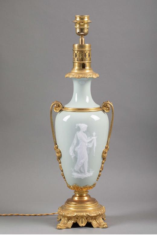 独角鹿西洋古董 19世纪末法国出品铜鎏金精雕装饰古典人物主题豆青釉堆白瓷瓶台灯一对 商品图2