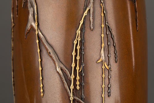 独角鹿西洋古董1880年代日本明治时期京都一光堂宮部篤良签名出品垂柳仙鹤主题嵌金银精雕装饰赤铜花瓶一对 商品图7